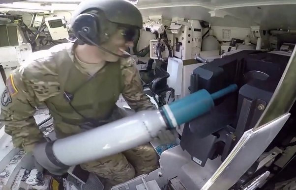 Nạp đạn viên sẽ đứng khi làm việc vì họ cần phải xoay lưng để lấy đạn trong hòm chứa ở phía sau trước khi nạp đạn vào pháo. Nguồn ảnh: Pinterest.