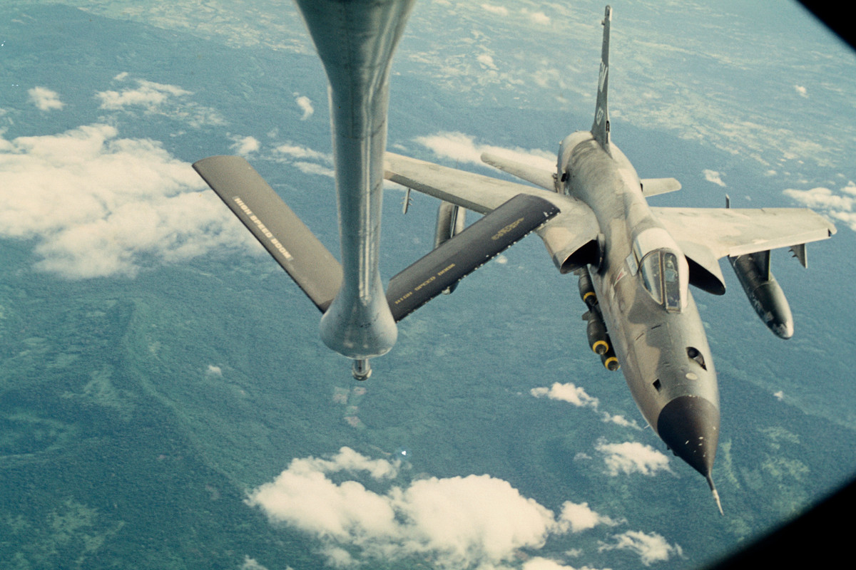 Việc bị mất đi hệ thống tăng lực cùng với ống xả động cơ về cơ bản chỉ là giảm công suất động cơ của chiếc F-105 Thunderchief, nó vẫn có thể "lặc lè" rút lui được, chỉ có điều không thể tăng tốc được. Nguồn ảnh: Pinterest.