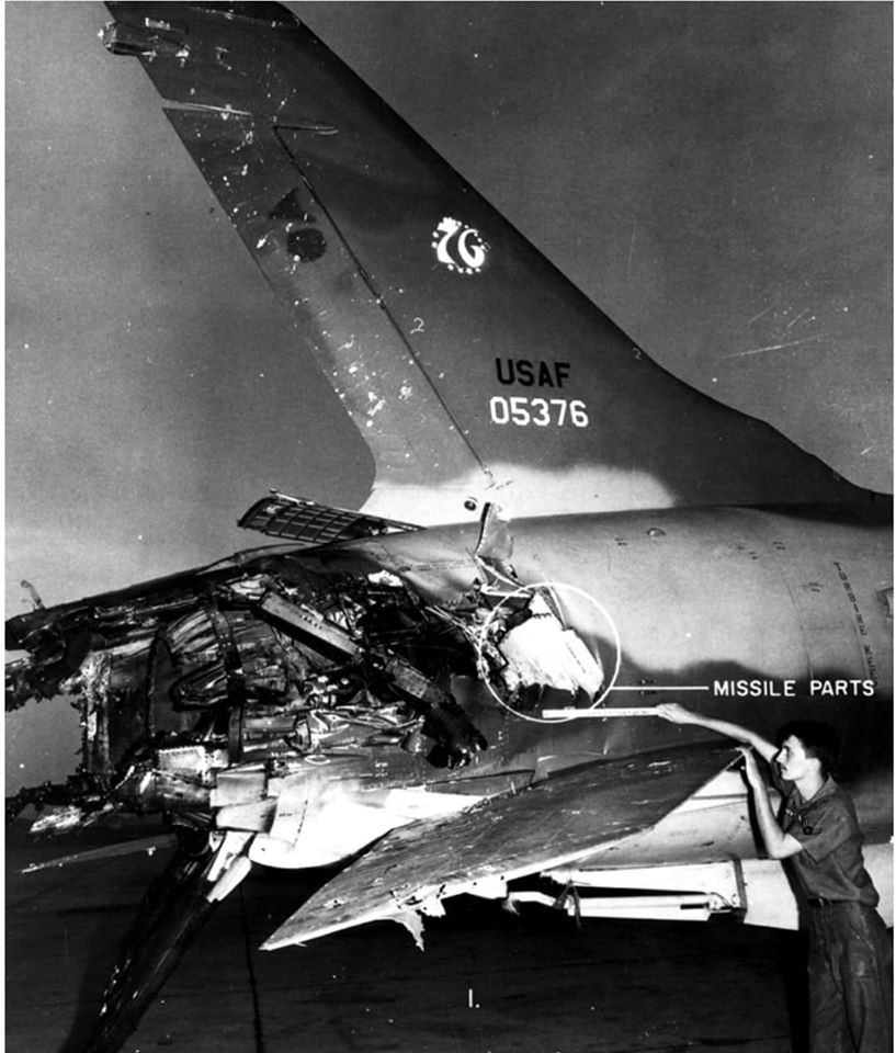 Cuộc không chiến xảy ra vào ngày 17/10/1967 khi chiếc F-105 Thunderchief bị một tên lửa không đối không từ tiêm kích MiG-21 của Việt Nam bắn trúng phần cạnh ống xả động cơ. Nguồn ảnh: Pinterest.