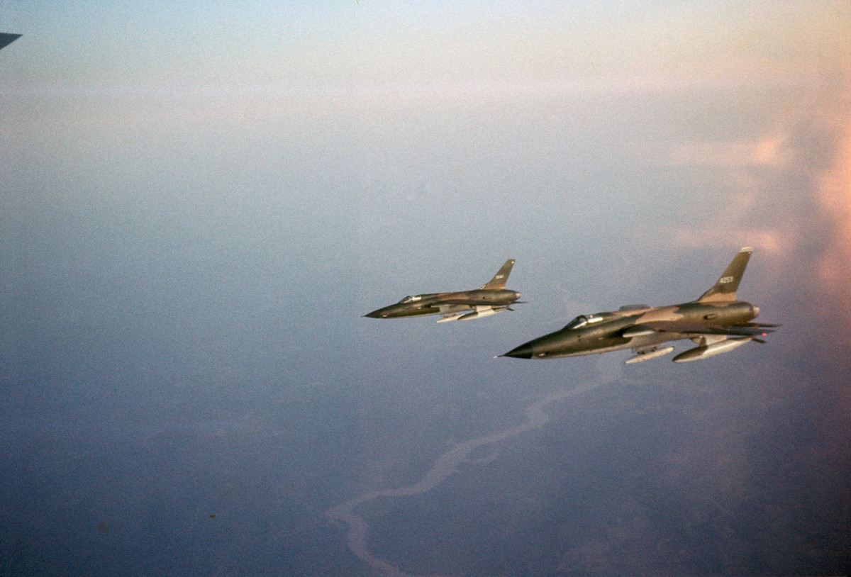 May mắn cho chiếc tiêm kích - bom của Mỹ, nó đã không phải đối mặt với một chiếc MiG-21 nào khác trên đường rút lui và cũng không bị lực lượng phòng không của ta "tóm" được. Nguồn ảnh: Pinterest.