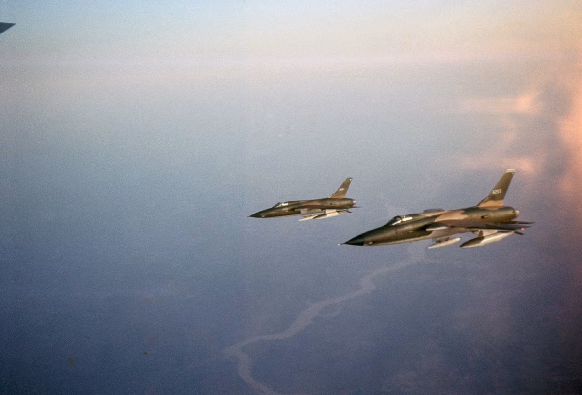 May mắn cho chiếc tiêm kích - bom của Mỹ, nó đã không phải đối mặt với một chiếc MiG-21 nào khác trên đường rút lui và cũng không bị lực lượng phòng không của ta "tóm" được. Nguồn ảnh: Pinterest.