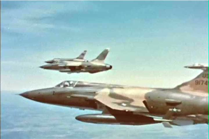 Khi này, lực đẩy của máy bay này rất thấp, chiếc F-105 Thunderchief chỉ có thể quay đầu bay ngược về căn cứ mà không thể tăng độ cao hay cơ động trên không được. Nguồn ảnh: Pinterest.