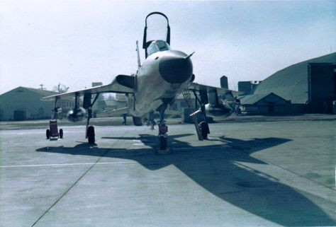 Sau khi dính tên lửa, chiếc F-105 Thunderchief vẫn có khả năng bay nhưng rất khó để duy trì độ cao do ống xả động cơ đã bị hư hỏng nặng, nó không thể tăng độ cao do không đốt sau được. Nguồn ảnh: Pinterest.