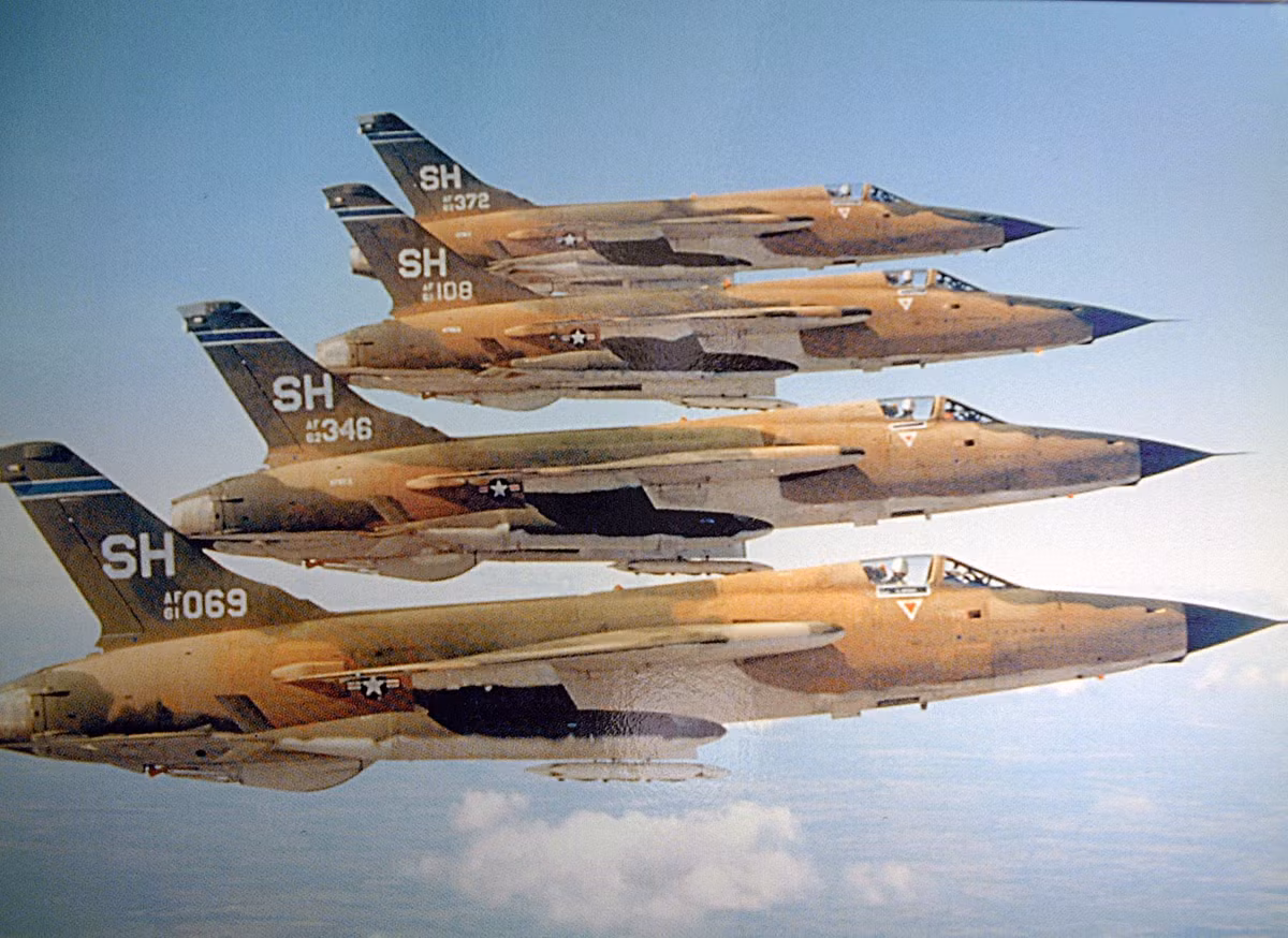 Sau khi tiếp liệu, chiếc F-105 Thunderchief đủ khả năng bay về tới sân bay với phần đuôi gần như nát hoàn toàn tuy nhiên phi công lái chính hoàn toàn bình an vô sự. Nguồn ảnh: Pinterest.