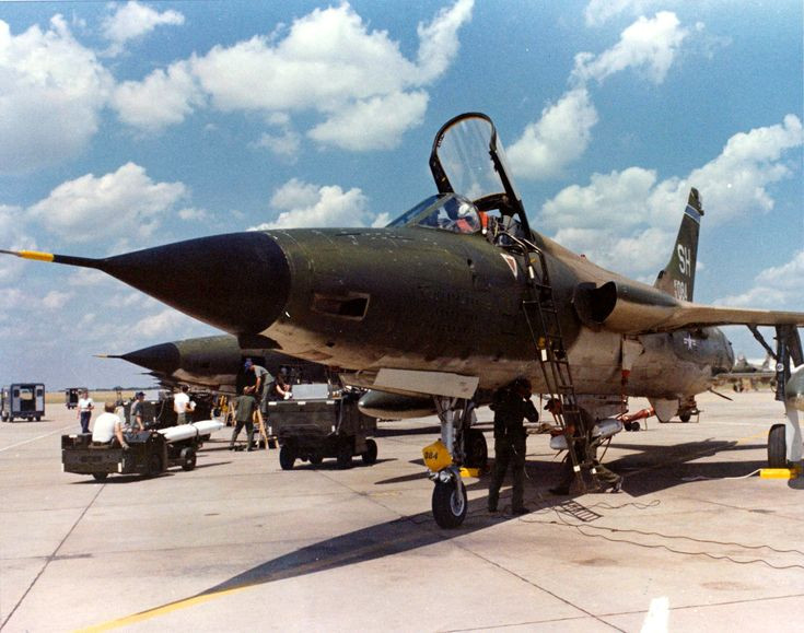 F-105 Thunderchief được trang bị một động cơ đốt sau P&amp;W J75 cho phép nó bay với tốc độ tối đa lên tới Mach 2.08 tương đương với khoảng 2280 km/h ở độ cao 11.000 mét. Nguồn ảnh: Pinterest.