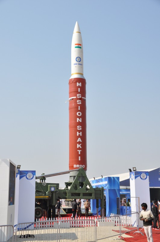 Thậm chí, Ấn Độ còn mang đến triển lãm lần này tên lửa Shakti. Đây là loại tên lửa chống vệ tinh được Ấn Độ tự nghiên cứu sản xuất. Nguồn ảnh: BMDP.