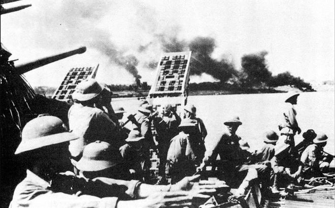 Xét về khí hậu, Campuchia có phần khắc nghiệt hơn cả rừng rậm nhiệt đới ở Việt Nam. Không giống như trong kháng chiến chống Mỹ, lính Việt Nam trên chiến trường K rất khó để tự tìm được nước vào mùa khô mà phải được tiếp tế nước uống. Nguồn ảnh: TL.