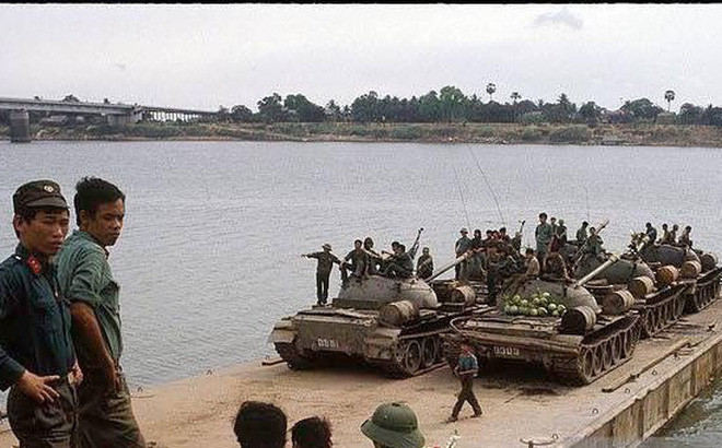Bộ đội Việt Nam với xe tăng chủ lực chuẩn bị vượt sông Mekong khi tham chiến trên chiến trường K - tên gọi khác của chiến trường Campuchia. Nguồn ảnh: TL.