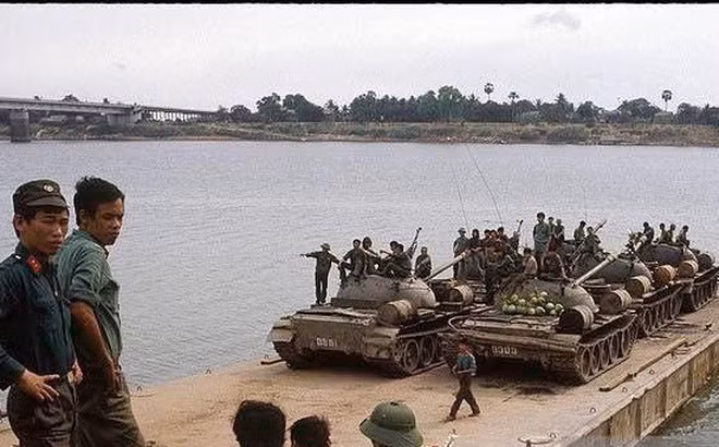 Bộ đội Việt Nam với xe tăng chủ lực chuẩn bị vượt sông Mekong khi tham chiến trên chiến trường K - tên gọi khác của chiến trường Campuchia. Nguồn ảnh: TL.