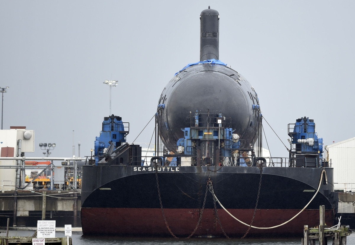 Việc lớp vỏ này bị "bong tróc" sẽ khiến khả năng tàng hình của tàu bị ảnh hưởng nghiêm trọng, chưa kể tới việc sửa chữa lại lớp vỏ tàng hình cho tàu ngầm sẽ tốn rất nhiều thời gian và tiền bạc. Nguồn ảnh: BMDP.