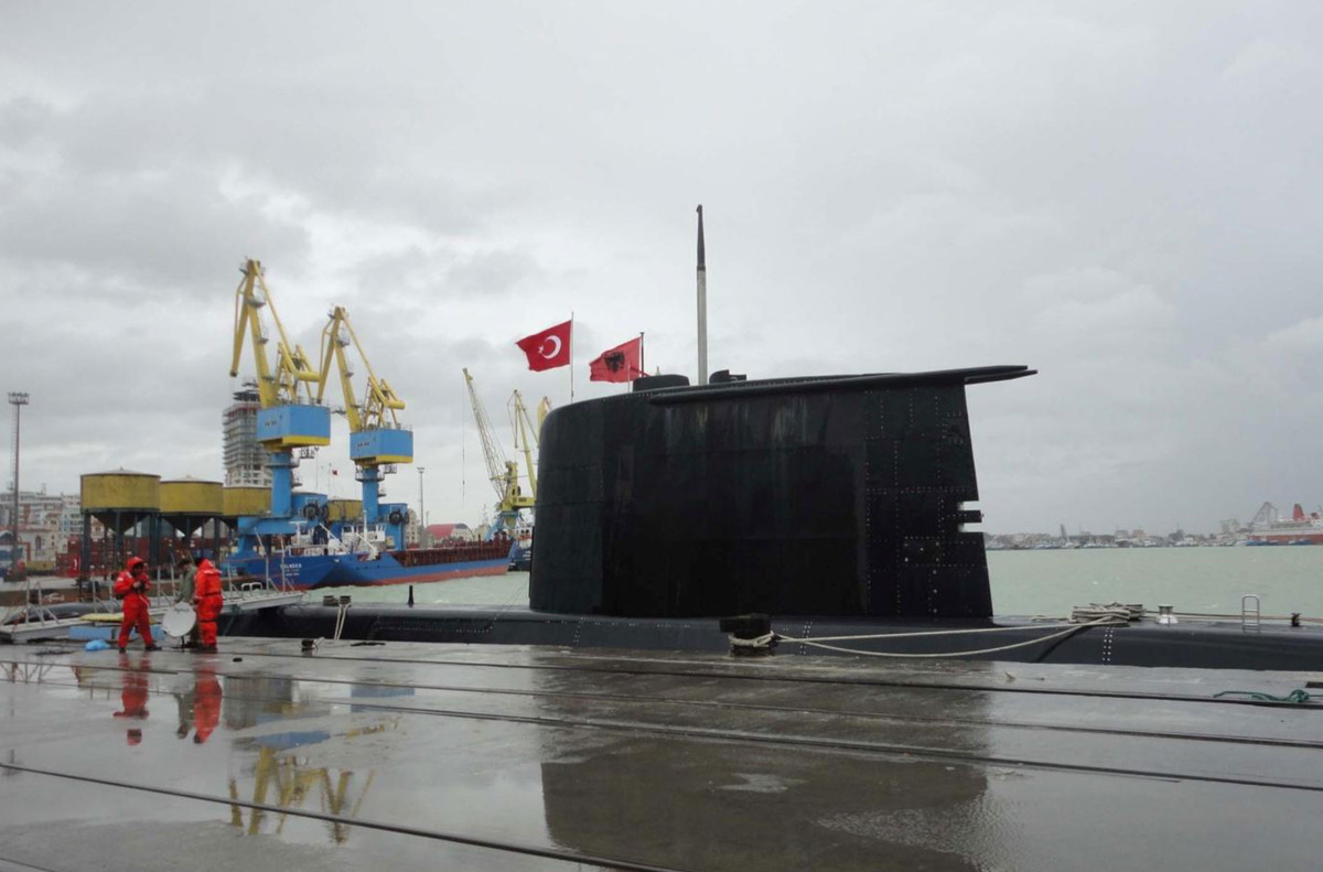 Tàu cũng được trang bị động cơ điện diesel với bốn máy phát điện diesel và một trục dẫn động. Giống hệt với các phiên bản trước đó, Type 209/1400 có công suất tổng cộng 5000 mã lực và 480 viên pin dự trữ năng lượng. Nguồn ảnh: Pinterest.