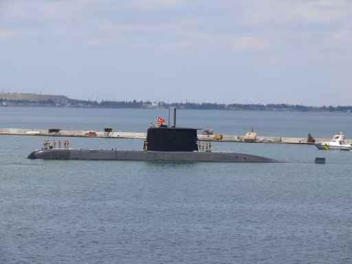 Type 209 là lớp tàu ngầm do Đức thiết kế và sản xuất từ đầu thập niên 70 của thế kỷ trước. Tàu ngầm lớp Type 209 có tổng cộng năm phiên bản, ký hiệu lần lượt là 1100, 1200, 1300, 1400 và 1500. Nguồn ảnh: Pinterest.