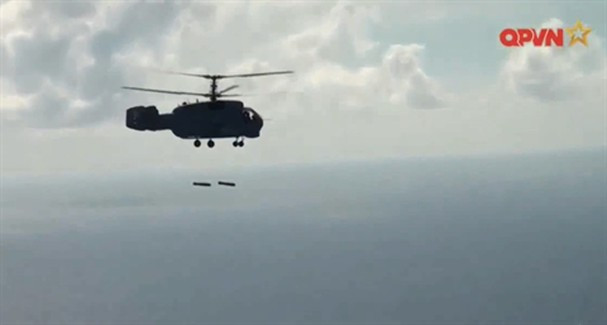 Ngoài khả năng dò tìm tàu ngầm của đối phương, các trực thăng Ka-28 của Việt Nam còn có khả năng triển khai vũ khí để tiêu diệt mục tiêu ngay khi phát hiện ra. Nguồn ảnh: QPVN.