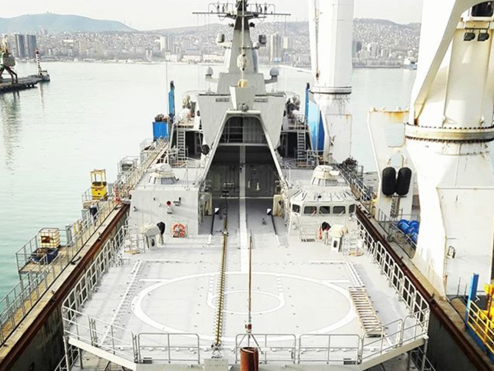 Nguyên bản, nhà chứa này không có cửa do có thiết kế cực kỳ bất hợp lý. Thiết kế nghiêng của nhà chứa trực thăng trên tàu Gepard 3.9 được cho là để giảm phát xạ radar, giúp tàu khó bị lộ diện. Nguồn ảnh: Rumil.