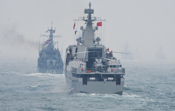 Cụ thể, nhà chứa máy bay hình thang với bố trí bất hợp lý, không bao gồm cửa đóng mở trên bản gốc đã được chúng ta làm lại, thiết kế thành nhà chứa hai tầng cửa để có thể tạo điều kiện bảo quản tốt nhất cho các trực thăng săn ngầm khi làm nhiệm vụ trên biển. Nguồn ảnh: TASS.