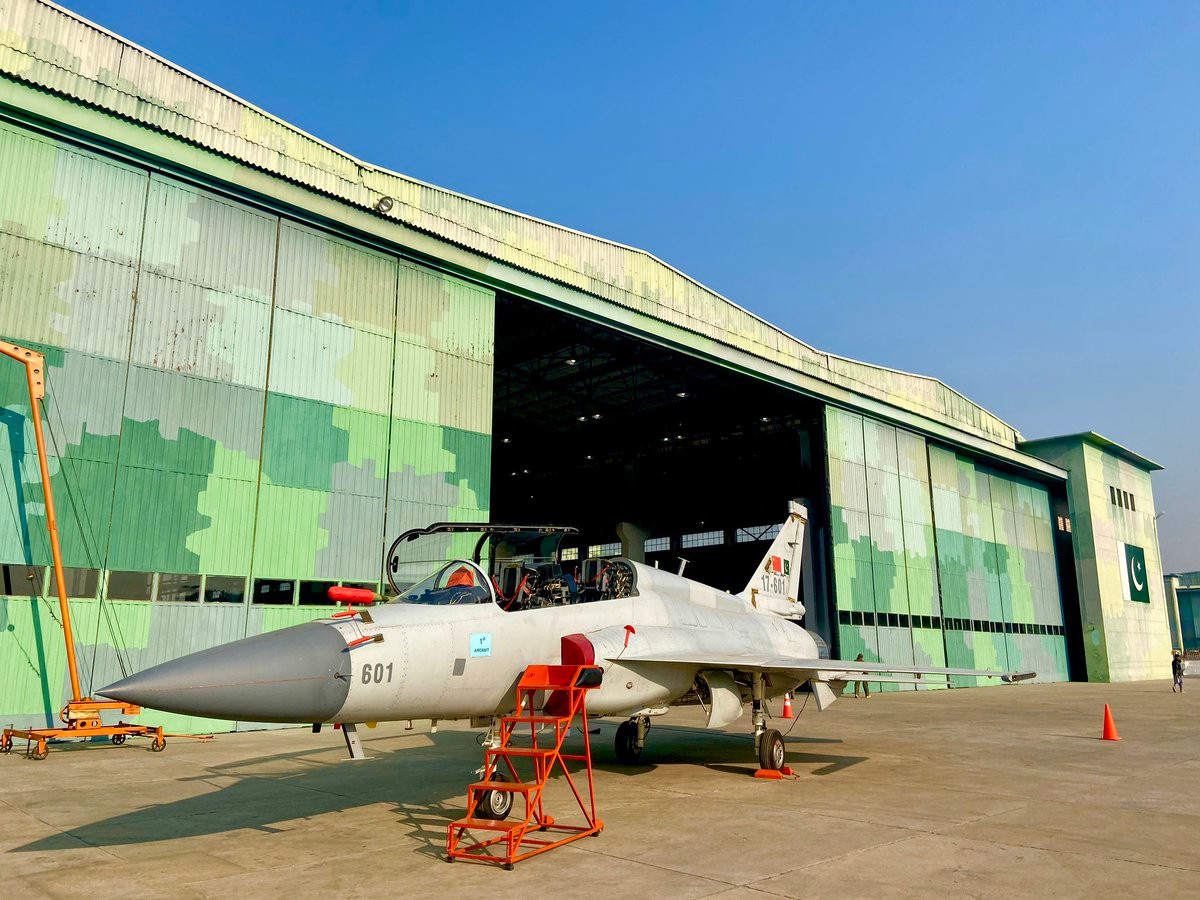 Trang Jane's vừa đăng tải bài viết cho biết, Pakistan sẽ bắt đầu nhận những chiến đấu cơ JF-17B mới tiếp theo trong "một vài ngày tới đây". Nguồn ảnh: BMDP.