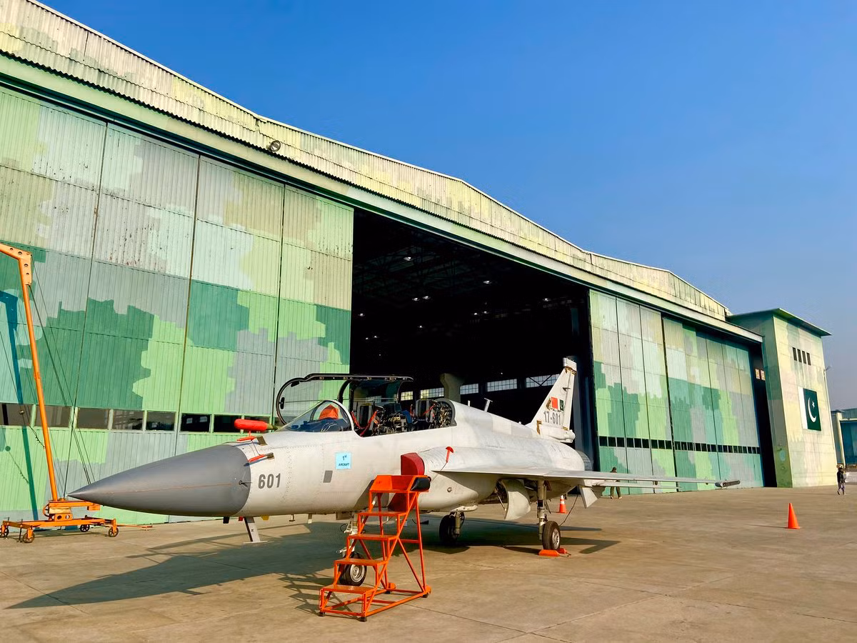 Trang Jane's vừa đăng tải bài viết cho biết, Pakistan sẽ bắt đầu nhận những chiến đấu cơ JF-17B mới tiếp theo trong "một vài ngày tới đây". Nguồn ảnh: BMDP.