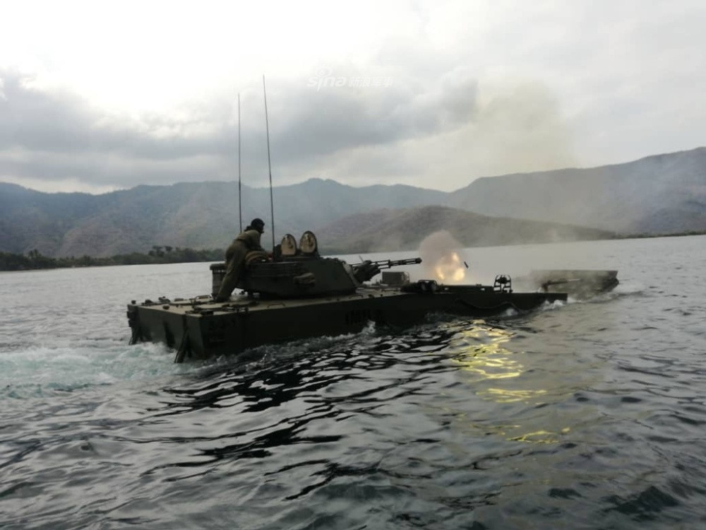 Loại thiết giáp bánh xích này có khả năng di chuyển trên đường bằng phẳng với tốc độ 65 km/h hoặc di chuyển với tốc độ lên tới 45 km/h khi ở dưới nước. Nguồn ảnh: Sina.