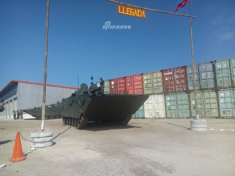 Để đạt được tốc độ di chuyển dưới nước nhanh tới như vậy, VN-18 được trang bị một động cơ công suất lớn kèm theo đó là hai động cơ bơm nước phản lực và thân xe thiết kế tơi ưu hoá cho việc di chuyển dưới nước. Nguồn ảnh: Sina.