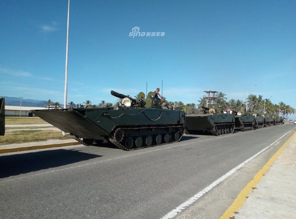 Về cơ bản, VN-18 là phiên bản thiết giáp lội nước được trang bị hoả lực hạng nhẹ bao gồm một khẩu pháo 30mm hoặc pháo nòng xoay tốc độ cao. Nguồn ảnh: Sina.