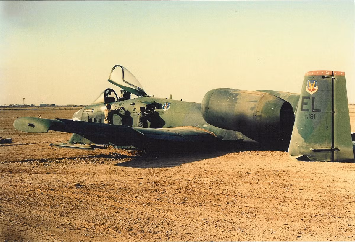 Khi bay ở tốc độ tối thiểu này, lực cản không khí là không quá lớn nên các hư hỏng không trở nên quá nghiêm trọng với chiếc phi cơ. Nguồn ảnh: Pinterest.