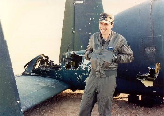 Sở dĩ có được khả năng này là do để tối ưu hoá cho mục đích tấn công mục tiêu mặt đất, tốc độ tối thiểu của A-10 Warthog là rất thấp, chỉ khoảng 220 km/h. Nguồn ảnh: Pinterest.