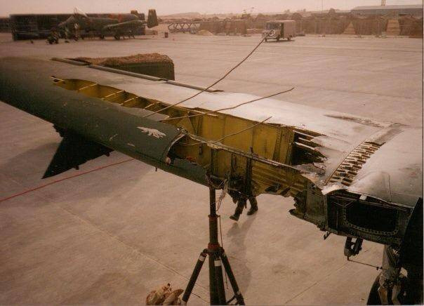 Khi máy bay bị tai nạn hoặc hư hỏng trên không, phi công chỉ việc giảm tốc độ bay về tối thiểu để quay lại căn cứ. Nguồn ảnh: Pinterest.