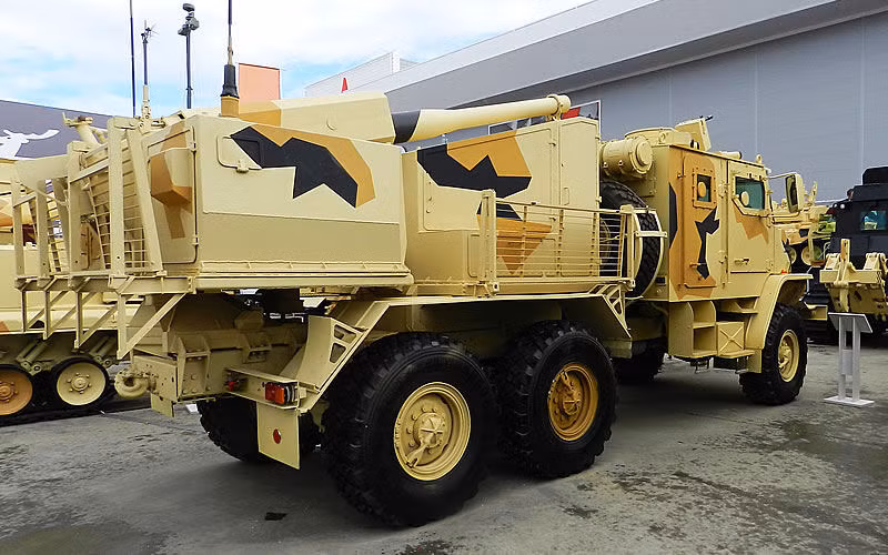 Khẩu cối được sử dụng trên xe cối tự hành Flox có tầm bắn từ 7,5 km cho tới tối đa 13 km, hạ nòng tối đa thấp -5 độ hoặc cao nhất 80 độ, tốc độ bắn từ 8 tới 10 phát mỗi phút. Nguồn ảnh: QQ.