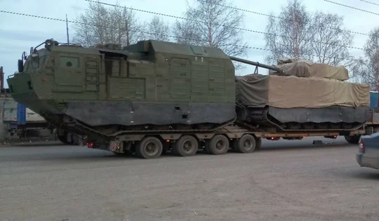 Trên lý thuyết, Magnolia có thể bắn được mục tiêu ở tầm xa tối đa 10 km với tốc độ 10 phát mỗi phút. Loại phương tiện này có khá nhiều diện tích nên có thể mang theo được tối đa tới 80 viên đạn cối cỡ 120mm. Nguồn ảnh: QQ.