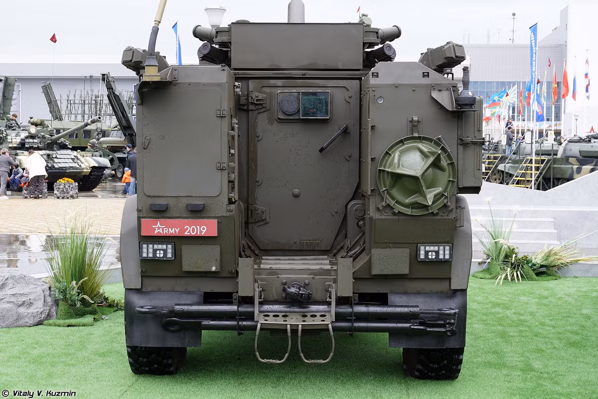 Toàn bộ khẩu cối tự hành Drok 2S41 có trọng lượng 14 tấn, sử dụng động cơ công suất 350 mã lực, đủ để nó di chuyển với tốc độ tối đa 100 km/h khi đi trên đường bằng. Nguồn ảnh: Twitter.