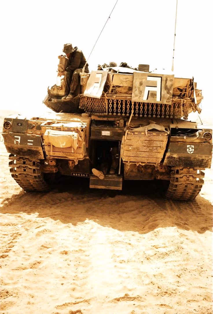 Cửa khoang chở quân ở phía sau xe tăng Merkava - loại xe tăng chủ lực duy nhất trên thế giới hiện nay có kèm khả năng chở quân. Nguồn ảnh: BMDP.