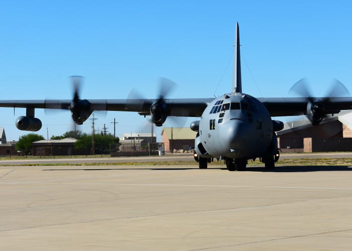 Loại máy bay này cần phi hành đoàn 13 người, trong đó 4 người sẽ làm nhiệm vụ điều khiển máy bay, 9 thành viên còn lại sẽ thực hiện nhiệm vụ cảnh bảo sớm, tác chiến điện tử. Nguồn ảnh: BI.