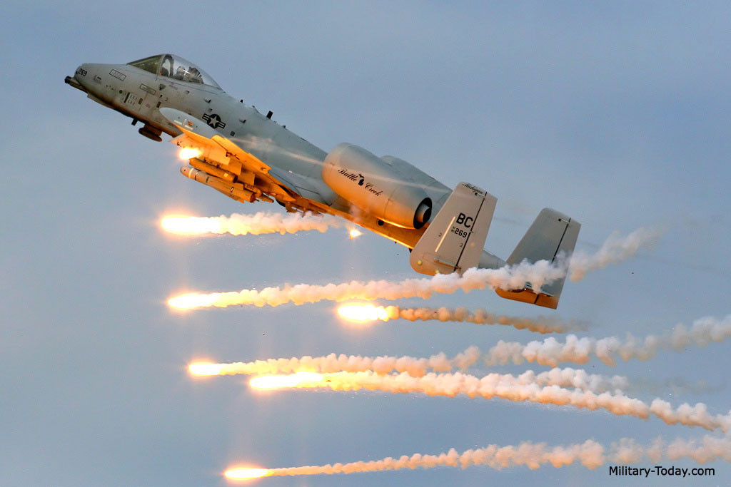 Tiếp theo là các máy bay A-10 Thunderbolt II - loại máy bay cường kích hiện đại và đáng tin cậy bậc nhất thế giới hiện nay. Nguồn ảnh: BI.