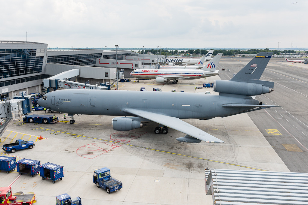 Ngoài ra, Không quân Mỹ còn cho 24 máy bay không người lái RQ-4 Global Hawk cùng với 24 máy bay vận tải C-130H về hưu để giảm thiểu chi phí vận hành của lực lượng không quân khổng lồ nhất thế giới này. Nguồn ảnh: BI.