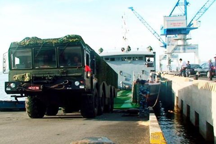 Trong đó một quả tên lửa dẫn đầu sẽ cung cấp dữ liệu về mục tiêu cho hai quả bay kèm để nối dài tầm bắn ngoài đường chân trời vô tuyến điện từ.