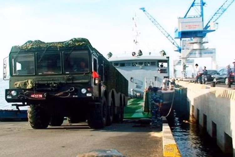 Trong đó một quả tên lửa dẫn đầu sẽ cung cấp dữ liệu về mục tiêu cho hai quả bay kèm để nối dài tầm bắn ngoài đường chân trời vô tuyến điện từ.