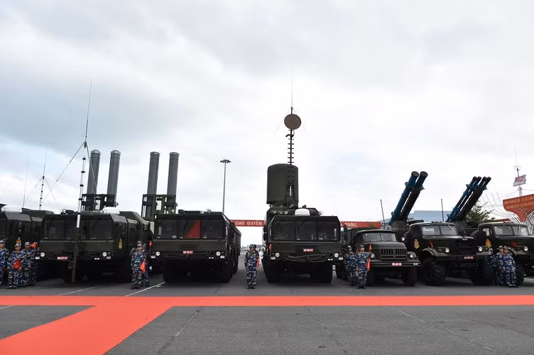 Hiện nay Hải quân nhân dân Việt Nam có nhiều lữ đoàn tên lửa phòng thủ bờ biển, trong đó mỗi đơn vị lại được trang bị một tổ hợp vũ khí khác nhau.