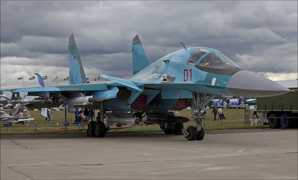 Có thiết kế mang đậm phong cách của một máy bay ném bom, khoang lái của Su-34 được làm rộng và có hai ghế lái ngồi song song nhau thay vì ngồi trước sau như thông thường. Nguồn ảnh: Rumil.