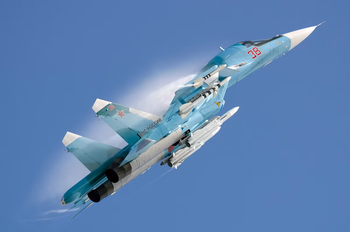 Su-34 hay còn có tên NATO là Fullback hiện được coi là loại máy bay ném bom tiền tuyến hoặc tiêm kích - bom hiện đại bậc nhất thế giới hiện nay. Nguồn ảnh: Rumil.