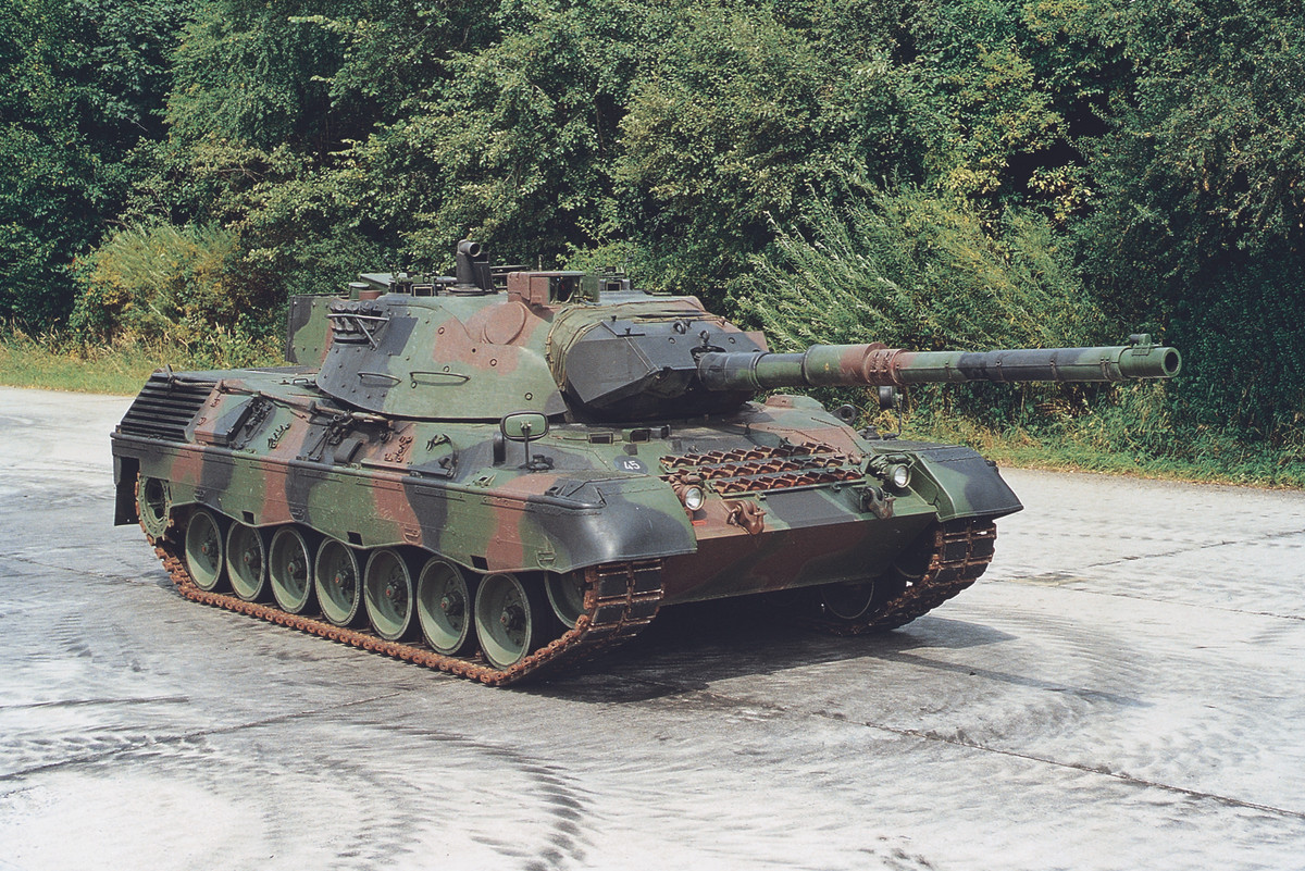 Đầu tiên là xe tăng Leopard hay còn được goi là Leopard 1. Phiên bản xe tăng này được Đức thiết kế từ năm 1956, ngay sau khi quân đội Tây Đức được thành lập. Nguồn ảnh: Pinterest.