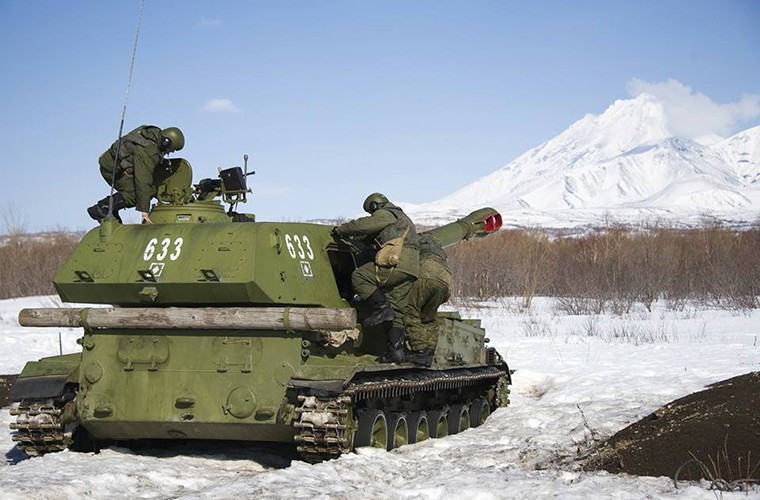 Vũ khí chính của 2S3 Akatsiya là pháo 152mm D-22 (2A33) cải tiến từ lựu pháo 152mm D-20, nó được đặt trên khung gầm cơ sở Object 123 với trọng lượng tối đa 28 tấn. Nguồn ảnh: Rumil.