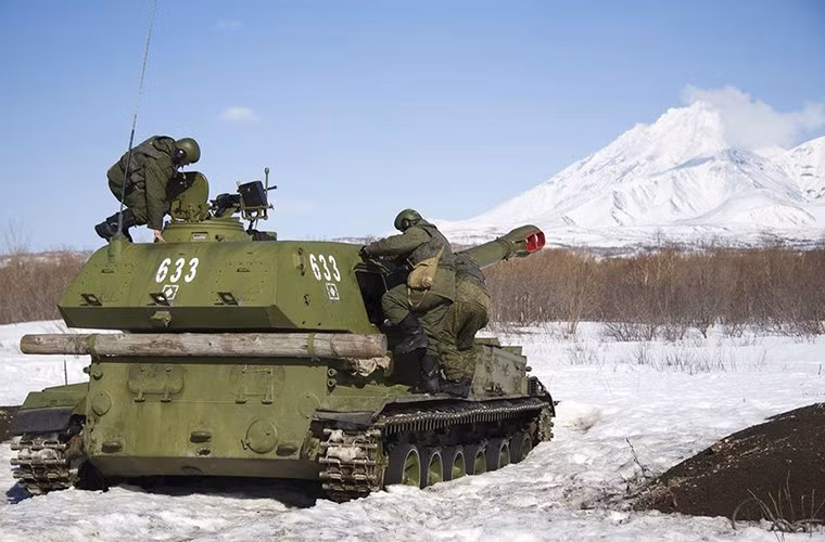 Vũ khí chính của 2S3 Akatsiya là pháo 152mm D-22 (2A33) cải tiến từ lựu pháo 152mm D-20, nó được đặt trên khung gầm cơ sở Object 123 với trọng lượng tối đa 28 tấn. Nguồn ảnh: Rumil.