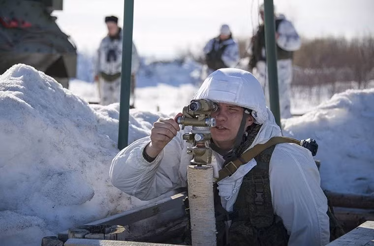 2S3 Akatsiya của Lính thủy dánh bộ Nga không chỉ được triển khai để đối phó với các mục tiêu thông thường mà nó còn có thể sử dụng để phòng thủ bờ biển chống địch đổ bộ. Với sức mạnh hỏa lực của pháo 152mm, nó có khả năng tiêu diệt mục tiêu trên biển ở khoảng cách 8km tính từ ven bờ. Nguồn ảnh: Rumil.