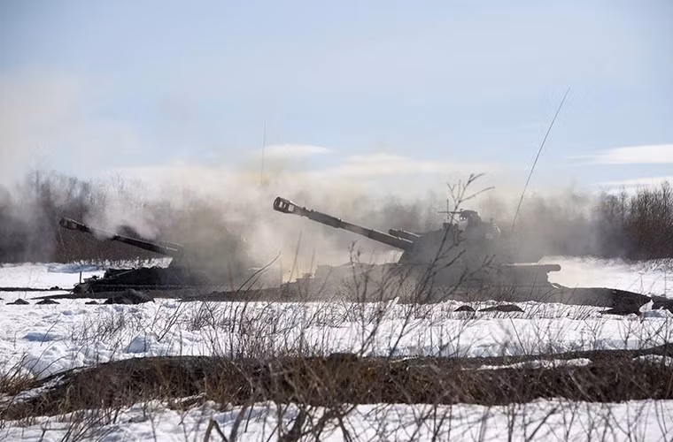 Ngoài các phương tiện trinh sát pháo binh thông thường, các đơn vị 2S3 Akatsiya còn được trang bị các máy bay do thám không người lái Orlan-10 nhằm nâng cao khả năng tìm kiếm mục tiêu cũng như điều chỉnh hỏa lực khi bắn. Nguồn ảnh: Rumil.