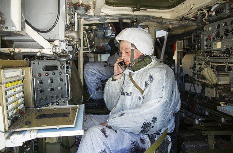 Với pháo D-22, 2S3 Akatsiya có thể bắn nhiều loại đạn pháo 152mm khác nhau có trong biên chế Quân đội Nga như OF-540 và OF-25 HE-Frag có tầm bắn tối đa là hơn 18km với đạn thông thường và 24km với đạn tăng tầm. Nguồn ảnh: Rumil.