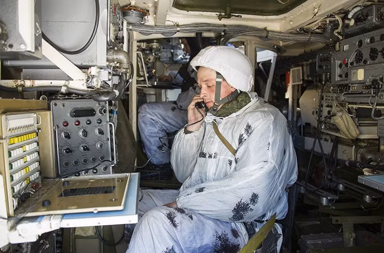 Với pháo D-22, 2S3 Akatsiya có thể bắn nhiều loại đạn pháo 152mm khác nhau có trong biên chế Quân đội Nga như OF-540 và OF-25 HE-Frag có tầm bắn tối đa là hơn 18km với đạn thông thường và 24km với đạn tăng tầm. Nguồn ảnh: Rumil.