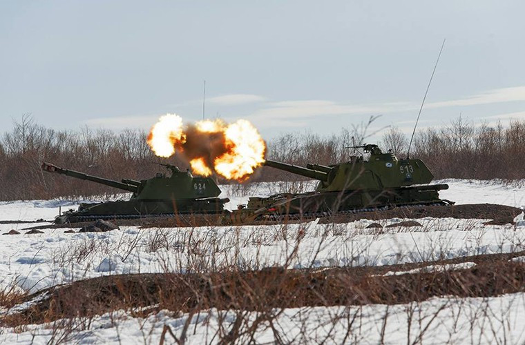 2S3 Akatsiya được Liên Xô sản xuất từ năm 1968 - nghĩa là tới nay đã 52 năm tuổi. Khẩu pháo tự hành này có cỡ nòng 152,4mm và là "lời đáp trả" của Liên Xô cho các loại pháo tự hành 155mm do Mỹ và phương Tây sử dụng cùng thời. Nguồn ảnh: Rumil.