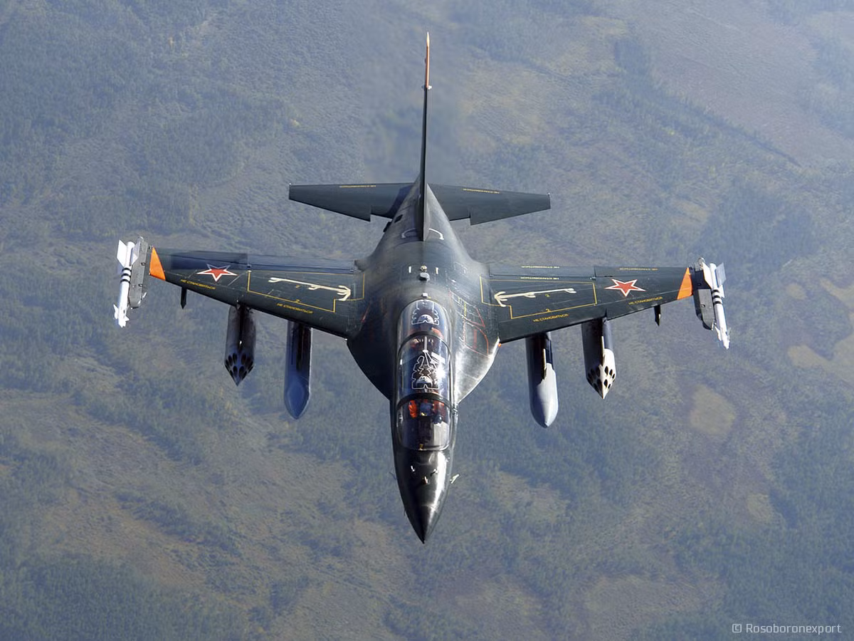 Yakovlev Yak-130 có giá xuất xưởng vào khoảng 15 triệu USD cho mỗi chiếc và tới nay đã có khoảng 160 chiếc được sản xuất, sử dụng khắp thế giới. Nguồn ảnh: Pinterest.