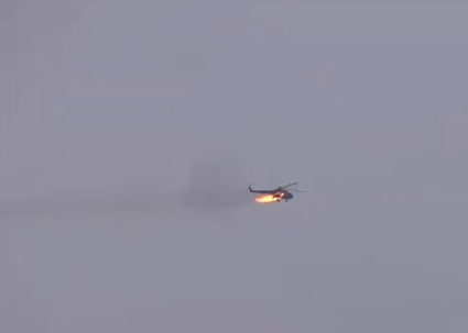 Không rõ loại hoả lực được phía khủng bố sử dụng là gì, tuy nhiên có thể thấy chiếc trực thăng đa dụng Mi-17 ban đầu vẫn có thể bay ổn định trước khi bắt đầu xảy ra vấn đề. Nguồn ảnh: Twitter.