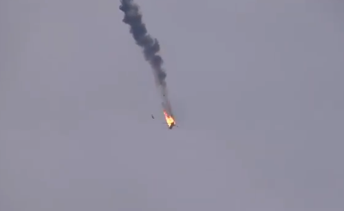 Sau đó chiếc Mi-17 không thể lấy lại được cân bằng và bắt đầu rơi trong tư thế lộn ngược, nhiều bộ phận khác bị tung ra ngoài.Nguồn ảnh: Twitter.